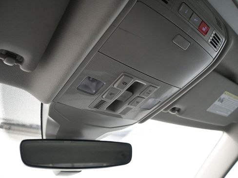Certified 2024 Volkswagen Jetta SE w/ Panoramic Sunroof Package FWD image 5