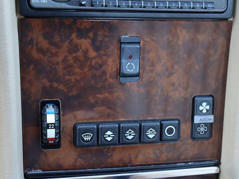 Used 1988 Mercedes-Benz 560 SL image 28