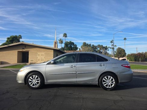 Used 2016 Toyota Camry LE image 3