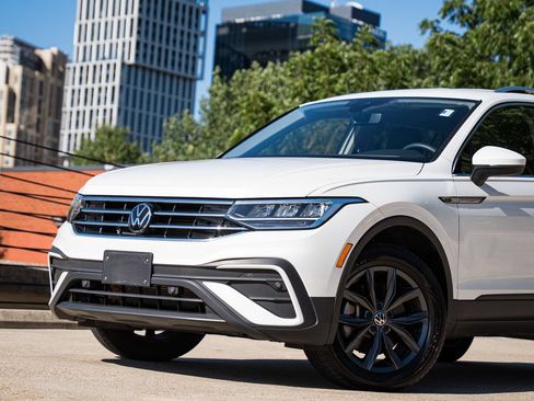 Used 2023 Volkswagen Tiguan SE FWD image 2