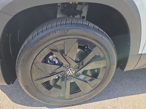 New 2026 Volkswagen Taos SE FWD image 16
