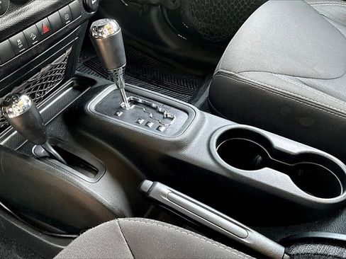 Used 2018 Jeep Wrangler Unlimited Sahara image 16