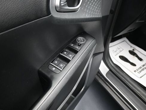 Used 2025 Kia Soul LX w/ LX Technology Package FWD image 11