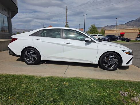Used 2025 Hyundai Elantra Limited FWD image 4