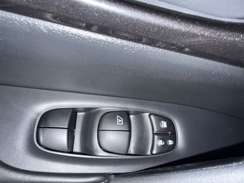 Used 2020 Nissan Rogue S FWD image 15