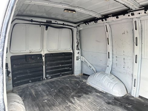 Used 2018 Chevrolet Express 2500 image 19