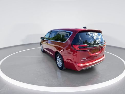 Used 2024 Chrysler Pacifica Touring-L FWD image 14