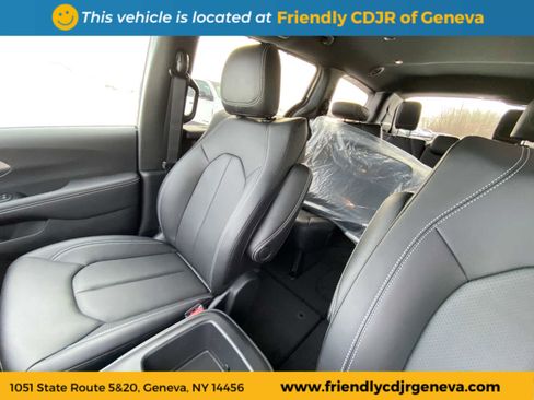 New 2026 Chrysler Pacifica Select image 10