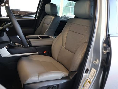 Used 2025 Toyota Tundra Limited AWD/4WD image 12