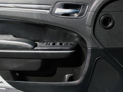 Used 2022 Chrysler 300 Touring w/ Sport Appearance Package image 12