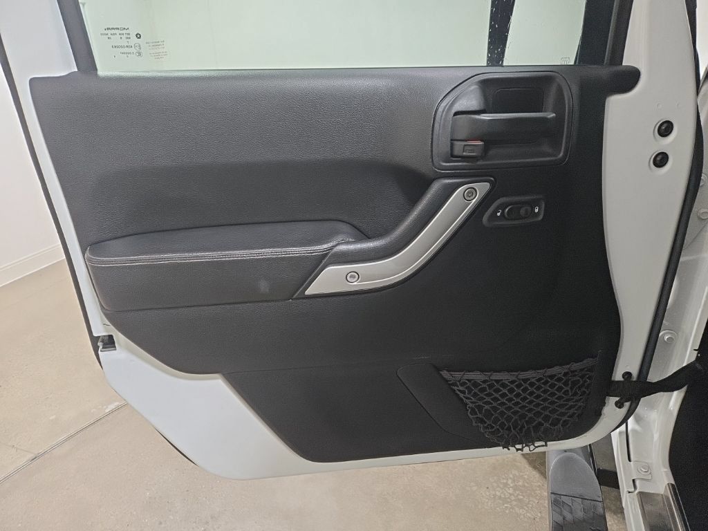 Used 2017 Jeep Wrangler Unlimited Rubicon AWD/4WD image 23