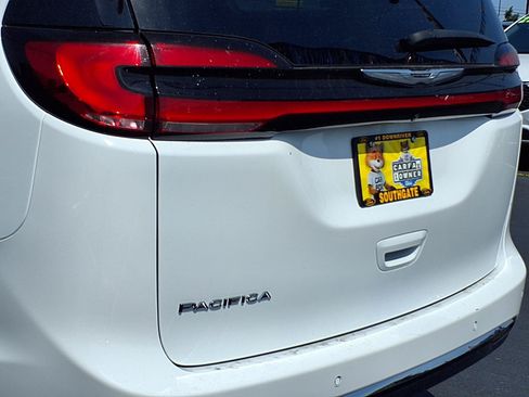 Used 2024 Chrysler Pacifica Touring-L FWD image 26