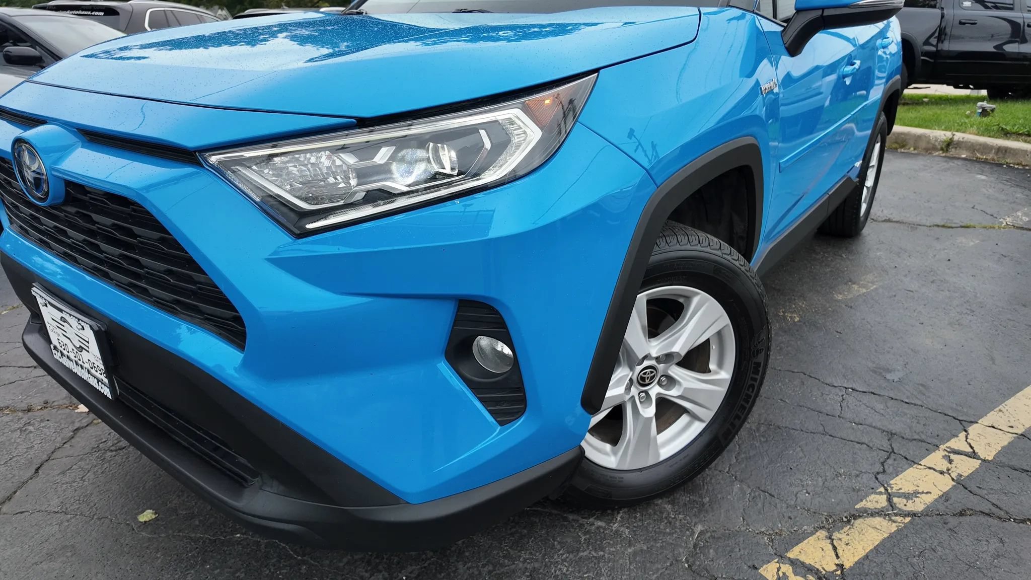 Used 2021 Toyota RAV4 XLE w/ Convenience Package AWD/4WD image 3