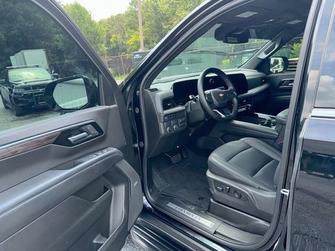 Used 2025 Chevrolet Suburban LT w/ Comfort Package RWD image 13