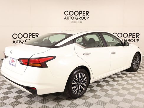 Used 2025 Nissan Altima 2.5 SV FWD image 19