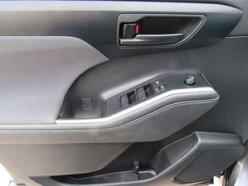 Used 2023 Toyota Highlander L FWD image 12