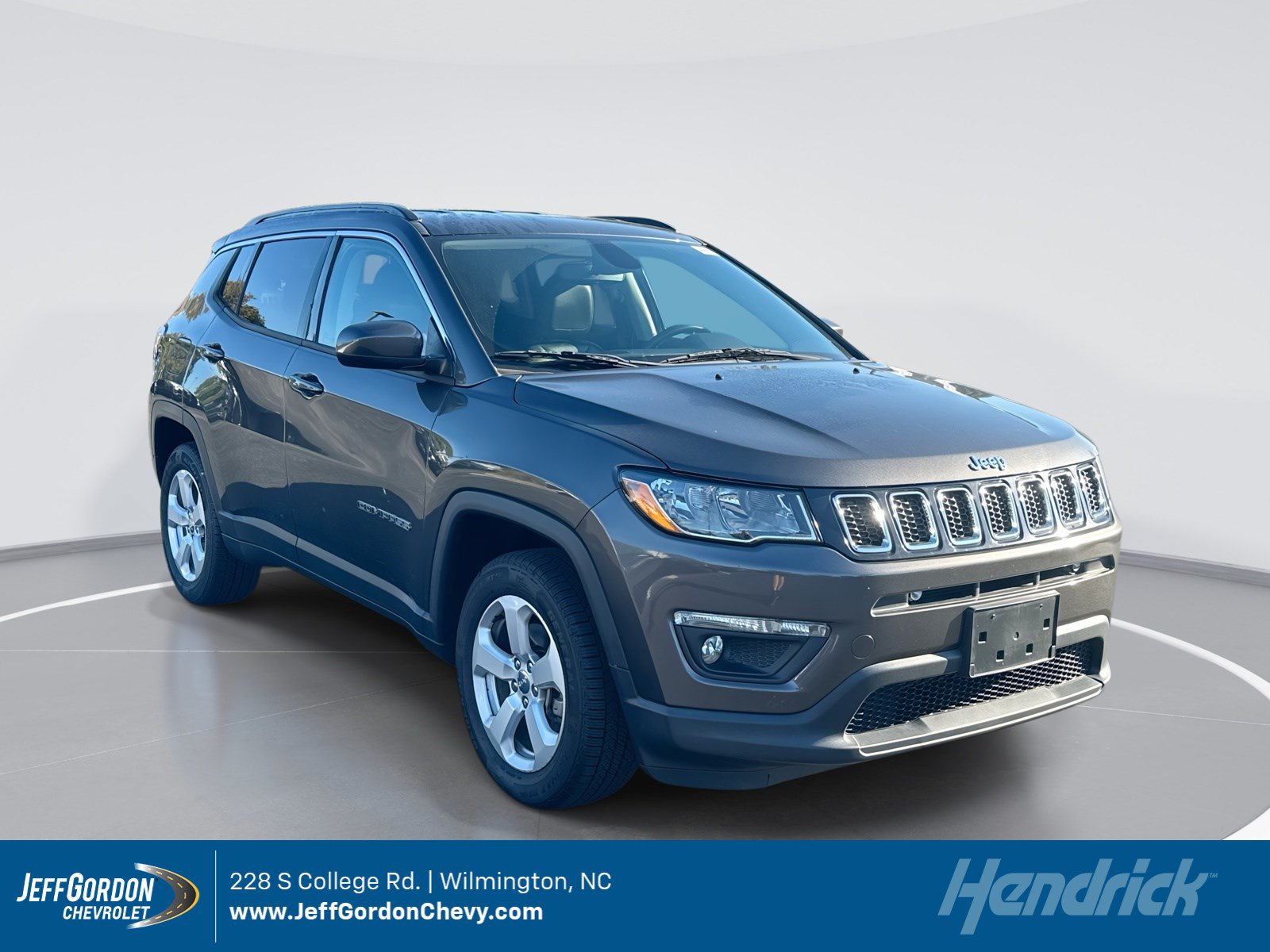 Used 2019 Jeep Compass Latitude w/ Cold Weather Group AWD/4WD image 1