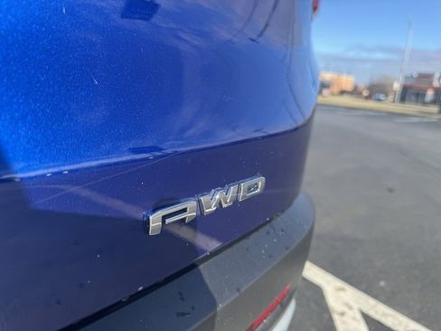 Used 2023 GMC Acadia SLE w/ Driver Convenience Package image 7