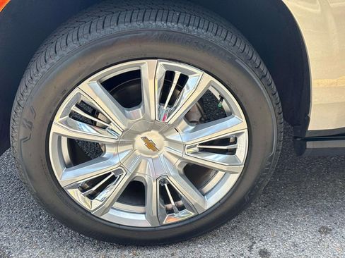 Used 2022 Chevrolet Suburban High Country w/ Premium Package 2 RWD image 4