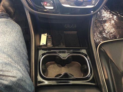 Used 2025 Chrysler Pacifica Limited image 23