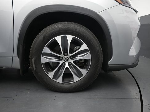 Used 2022 Toyota Highlander XLE AWD/4WD image 11