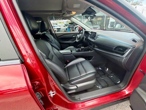 Used 2023 Nissan Rogue SV w/ SV Premium B Package image 31