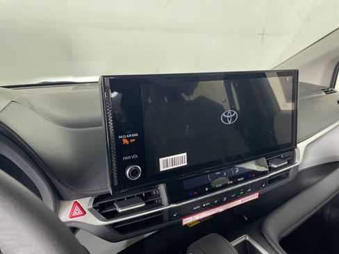 New 2026 Toyota Sienna XLE FWD image 5
