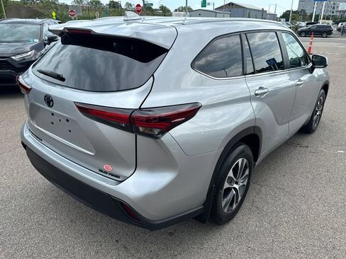 Used 2024 Toyota Highlander XLE AWD/4WD image 10