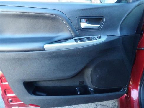 Used 2015 Toyota Sienna SE image 29