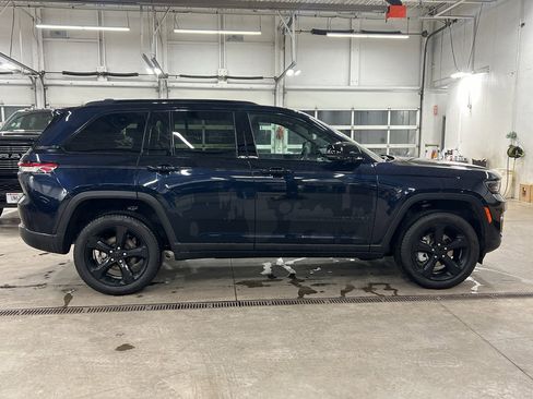 Used 2024 Jeep Grand Cherokee Limited w/ Luxury Tech Group II image 3