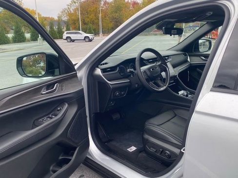 New 2025 Jeep Grand Cherokee L Limited w/ Luxury Tech Group II AWD/4WD image 15