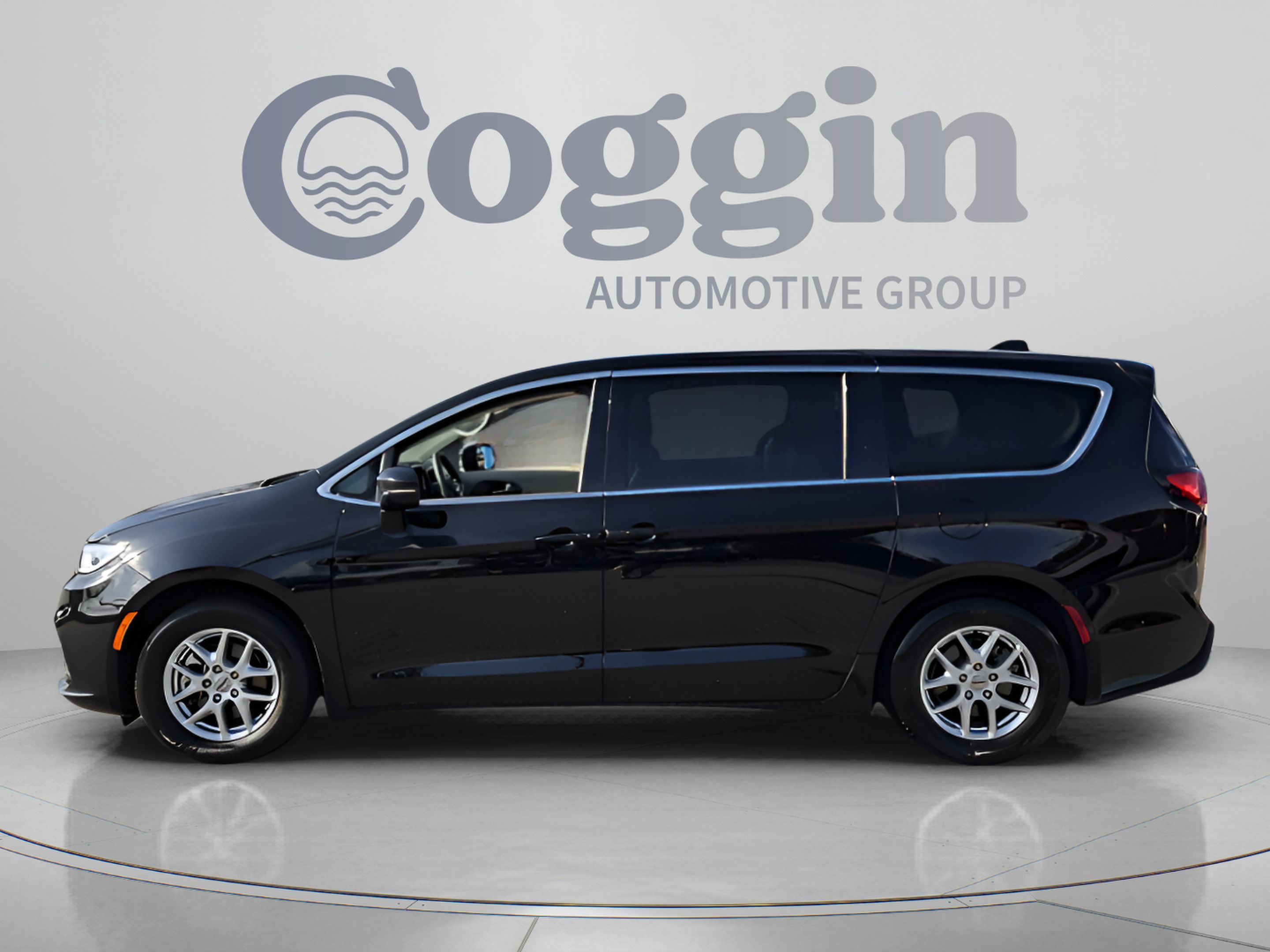 Used 2024 Chrysler Pacifica Touring-L FWD image 2