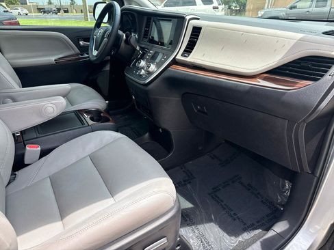 Used 2016 Toyota Sienna Limited Premium FWD image 52