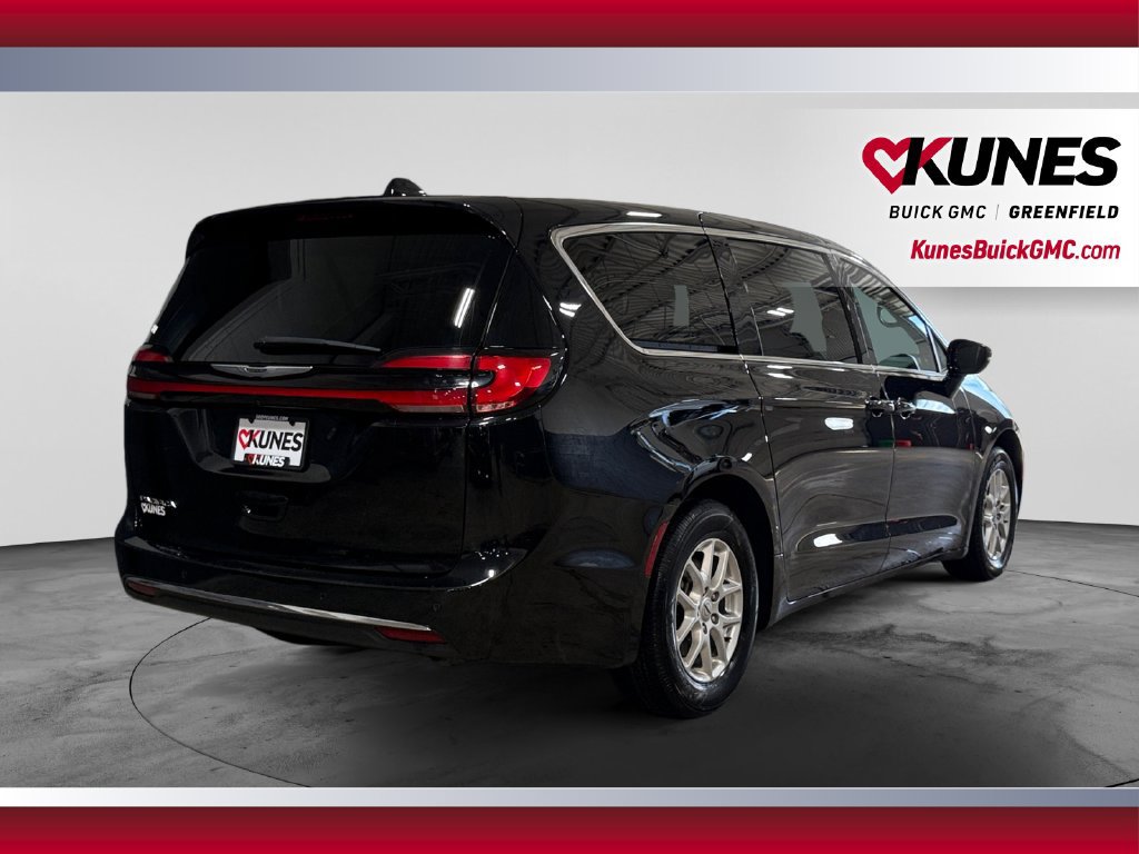 Used 2025 Chrysler Pacifica Select FWD image 10