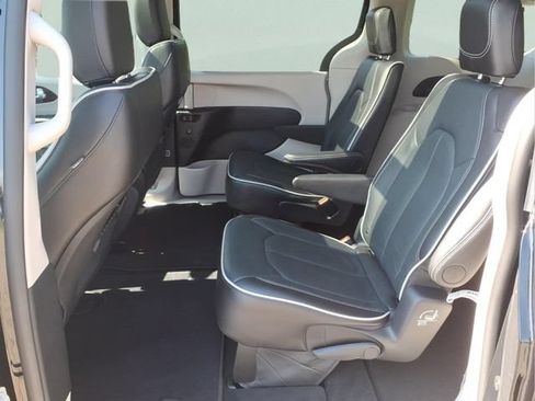 Used 2024 Chrysler Pacifica Limited FWD image 21