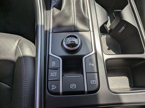 Certified 2025 Kia Sorento S FWD image 29