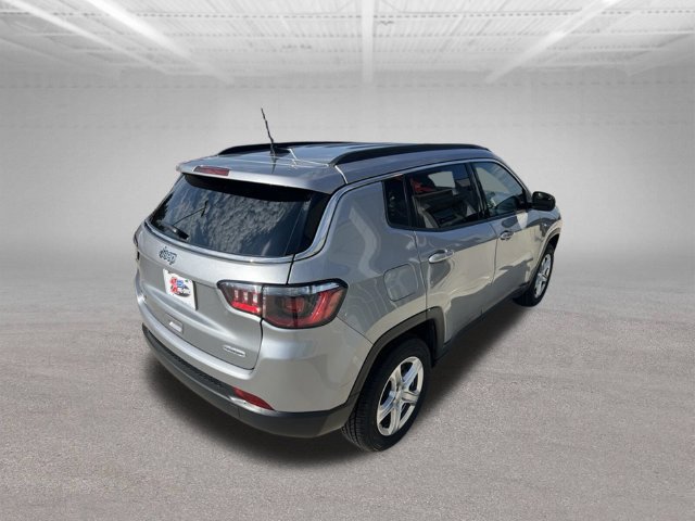 Used 2024 Jeep Compass Latitude w/ Convenience Group AWD/4WD image 8