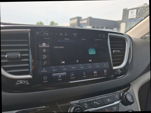 Used 2023 Chrysler Pacifica Touring-L FWD image 25