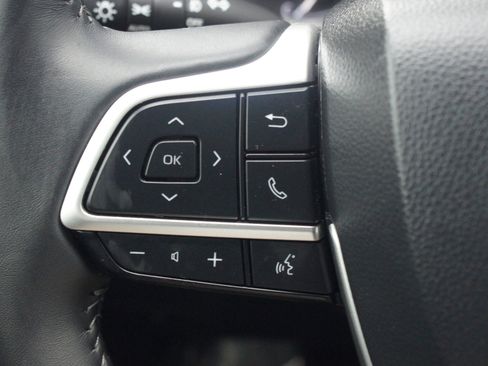 Used 2024 Toyota Highlander XLE image 10