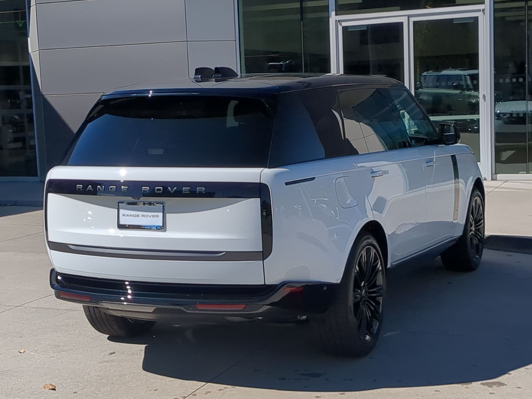 New 2027 Land Rover Range Rover Long Wheelbase SE AWD/4WD image 5