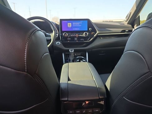 Used 2023 Toyota Highlander XSE FWD image 14