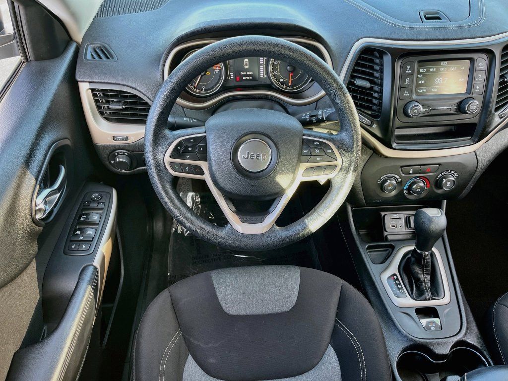 Used 2017 Jeep Cherokee Sport FWD image 19