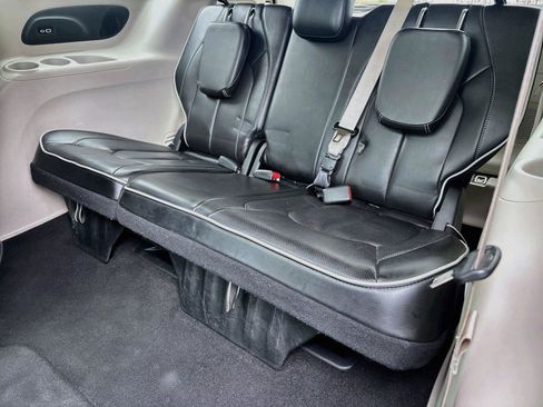 Used 2023 Chrysler Pacifica Limited FWD image 13