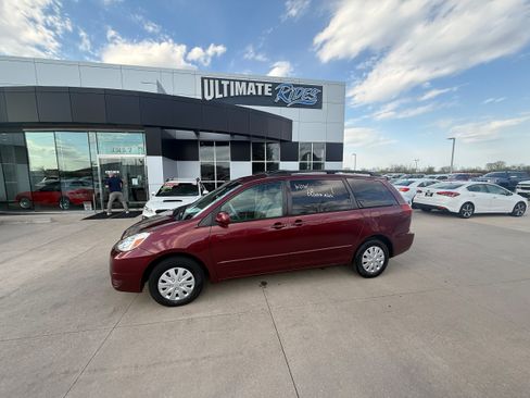 Used 2005 Toyota Sienna LE FWD image 1