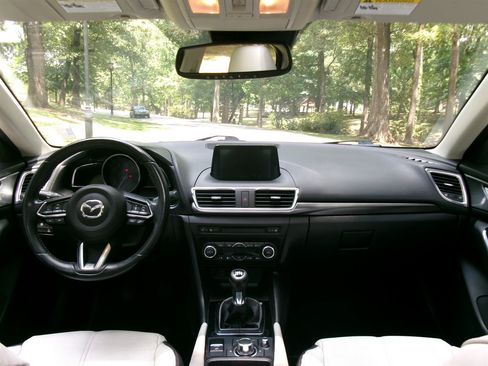 Used 2018 MAZDA MAZDA3 Grand Touring w/ Premium Equipment Package FWD image 30
