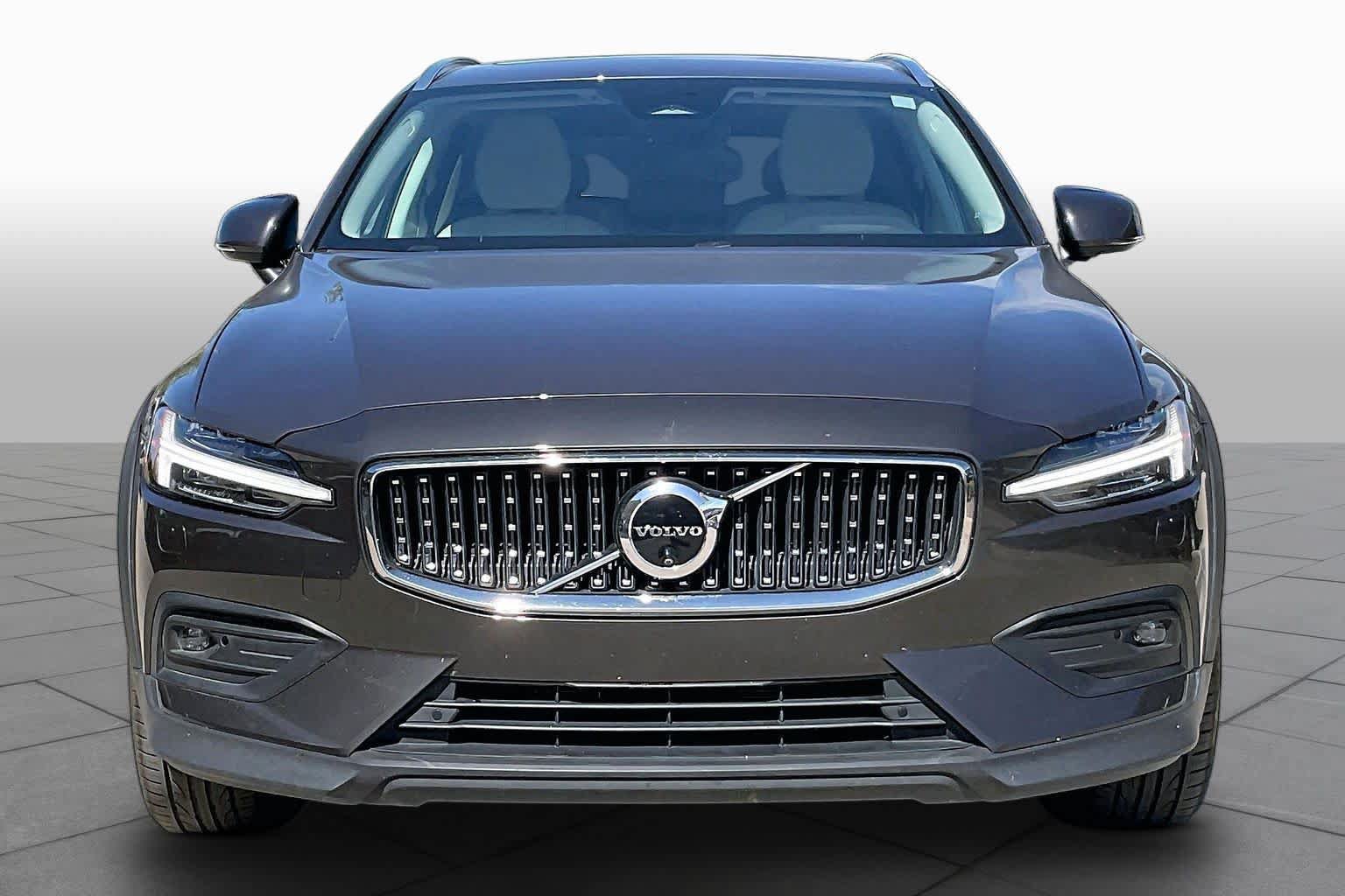 Used 2025 Volvo V60 B5 Cross Country Plus AWD/4WD image 4
