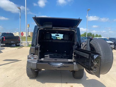 Used 2017 Jeep Wrangler Unlimited Sahara AWD/4WD image 4