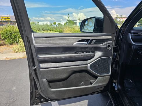 Used 2024 Jeep Wagoneer Series II w/ Flexible Seating Group RWD image 17