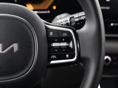 Used 2025 Kia Carnival EX image 15