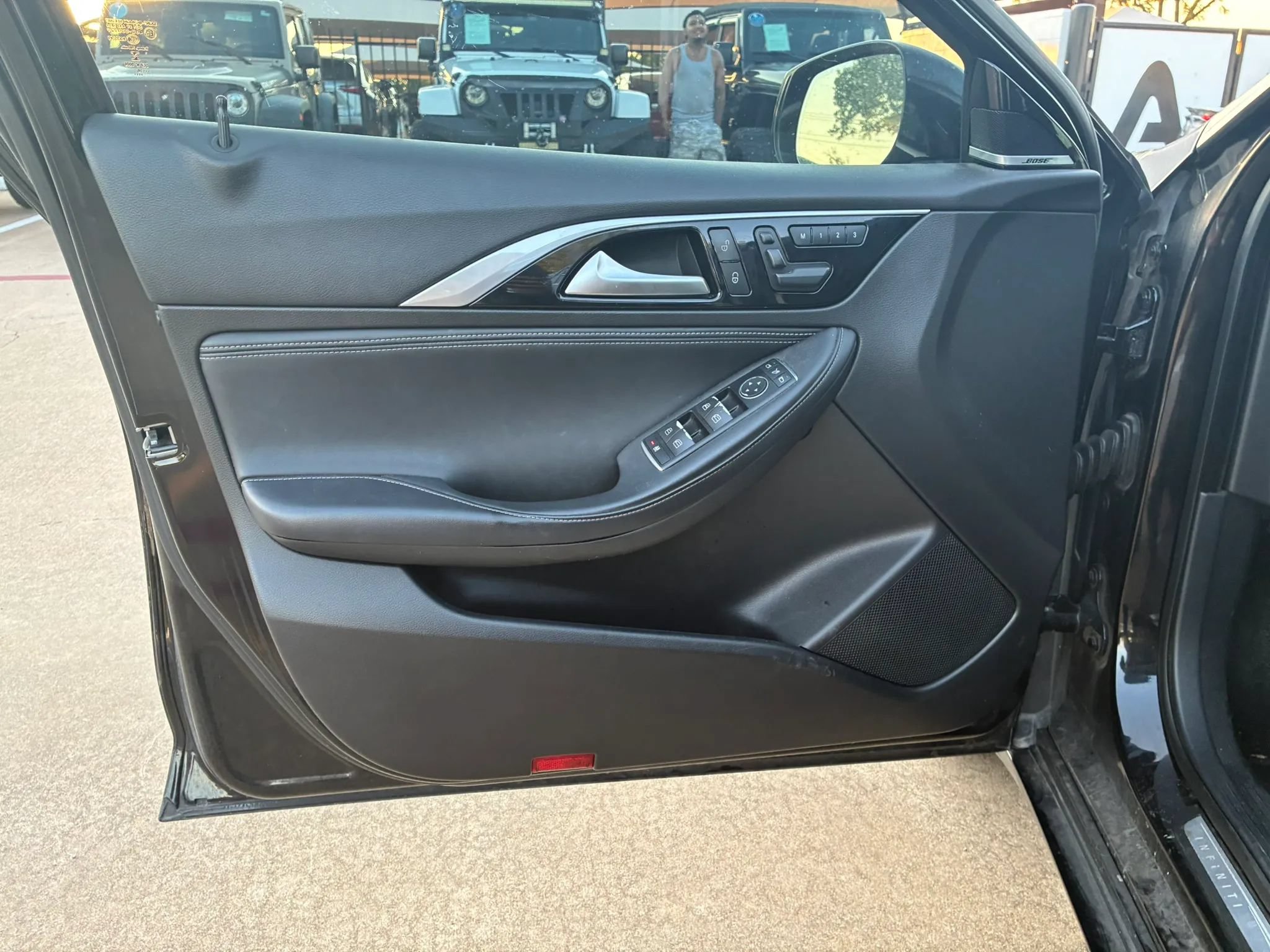 Used 2017 INFINITI QX30 Sport w/ Sport Leather Package FWD image 9